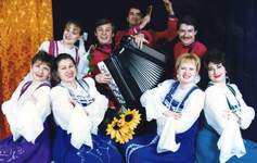 Участники ансамбля Родные напевы, во время подготовки к Всероссийскому конкурсу, 1998г.